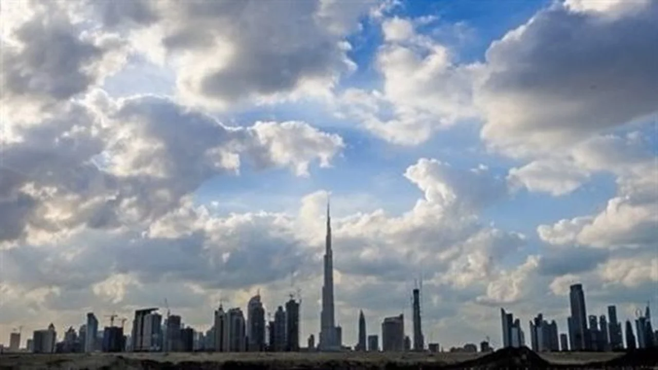 طقس الإمارات اليوم.. فرصة هطول أمطار متفرقة مع هبوب رياح خفيفة ونشاط للسحب